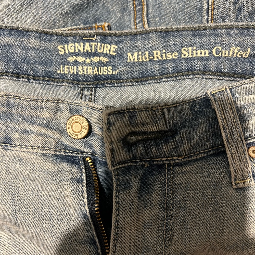 Signature Levi Strauss Mid-Rise Slim Cuffed Size 12 W31